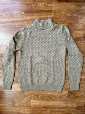 3$20 Uniqlo beige crew neck sweater